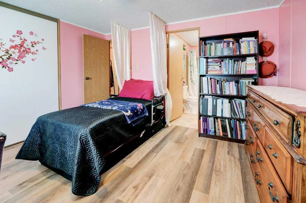 3126 Burroughs Manor NE
