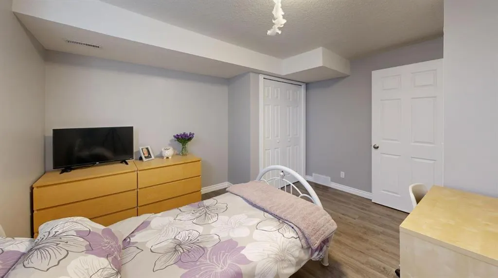 70 Crystalridge Close