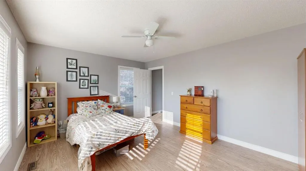 70 Crystalridge Close