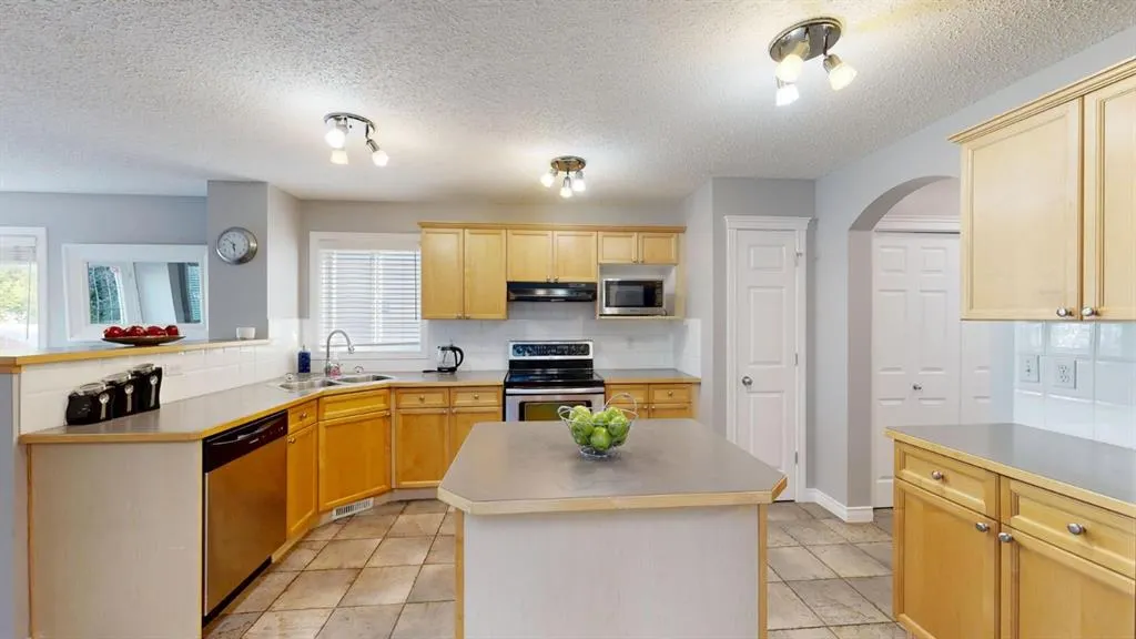 70 Crystalridge Close