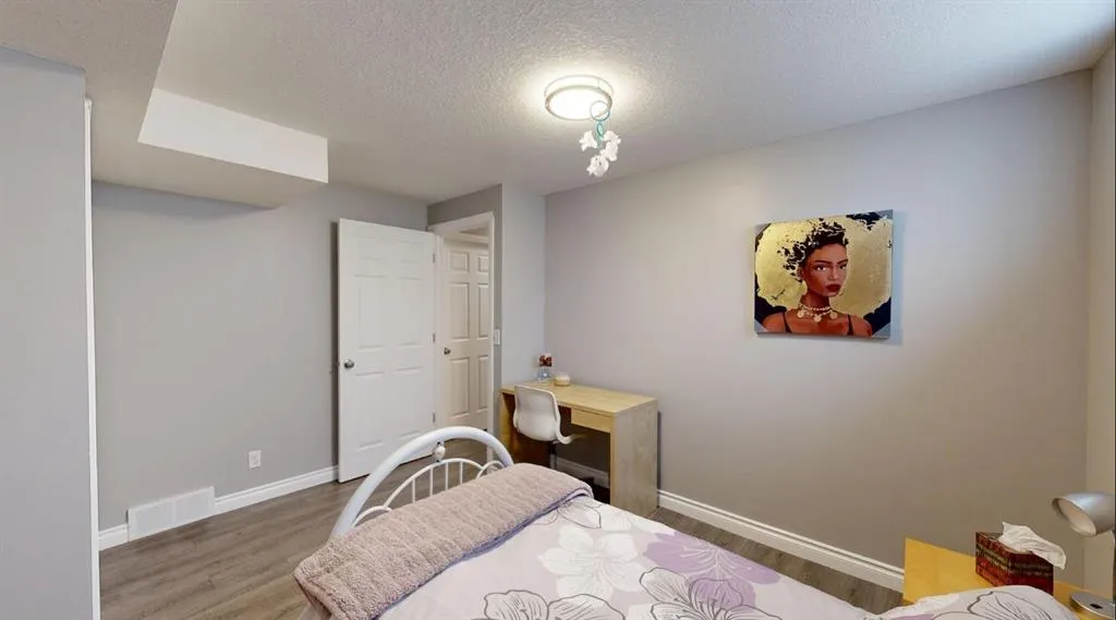 70 Crystalridge Close