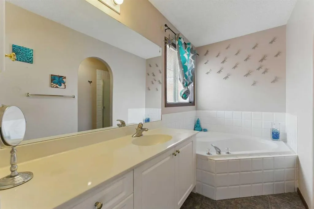 206 Coral Cove NE