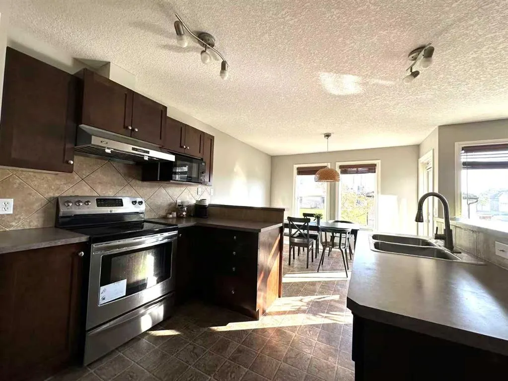 200 Royal Crest View NW