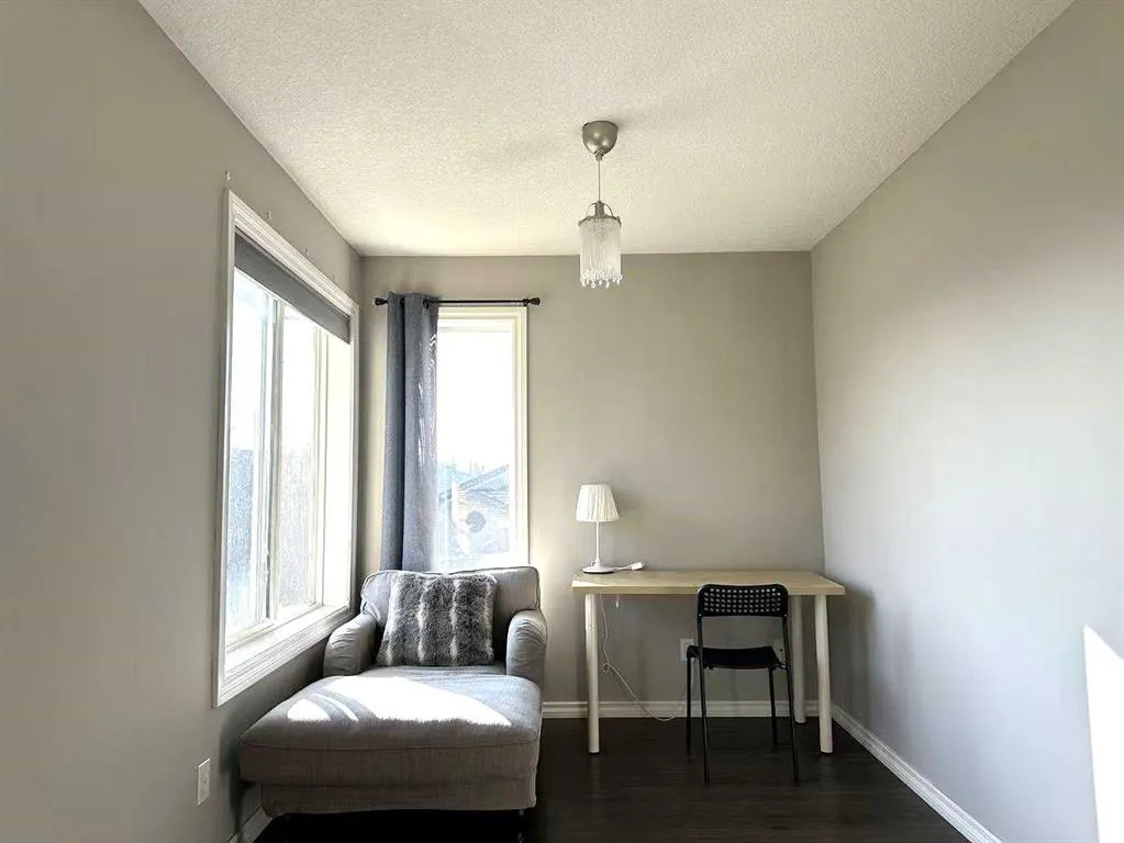 200 Royal Crest View NW