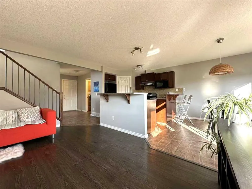 200 Royal Crest View NW