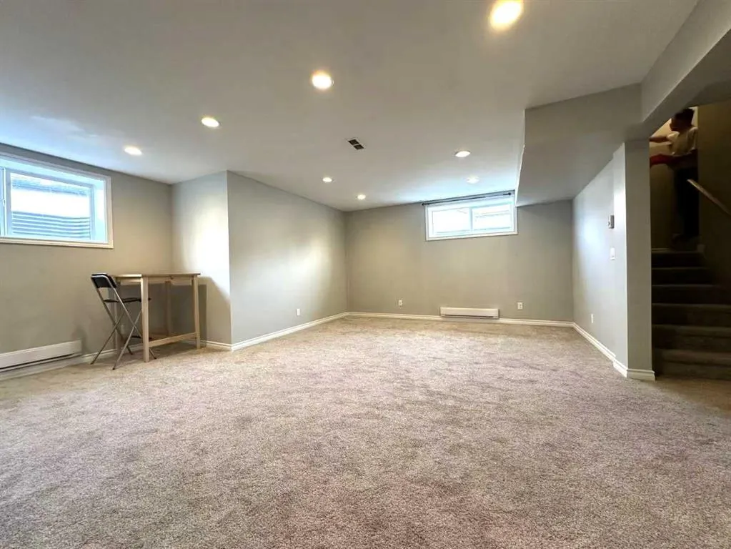 200 Royal Crest View NW