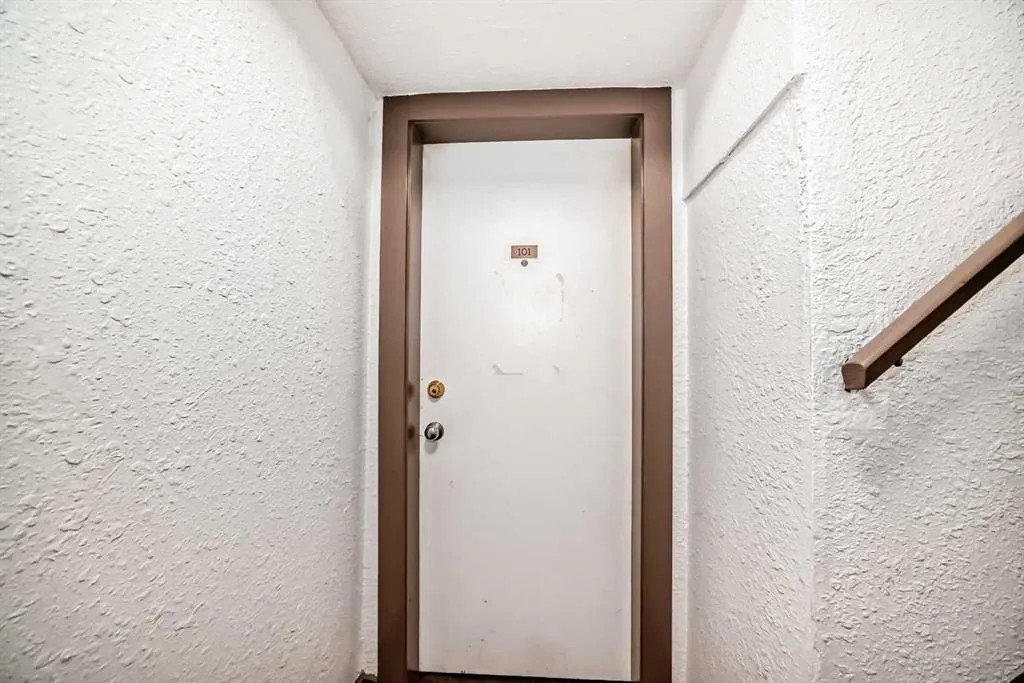 1113 37 Street SW, #101