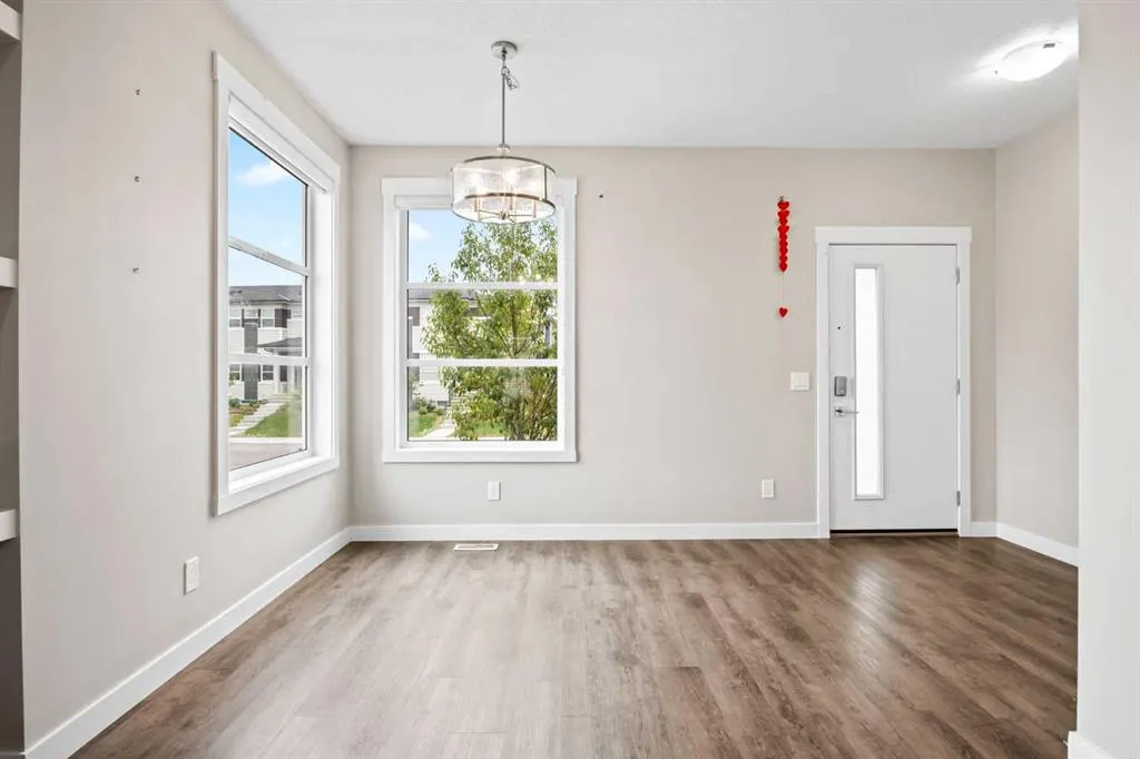 66 Skyview Parade NE