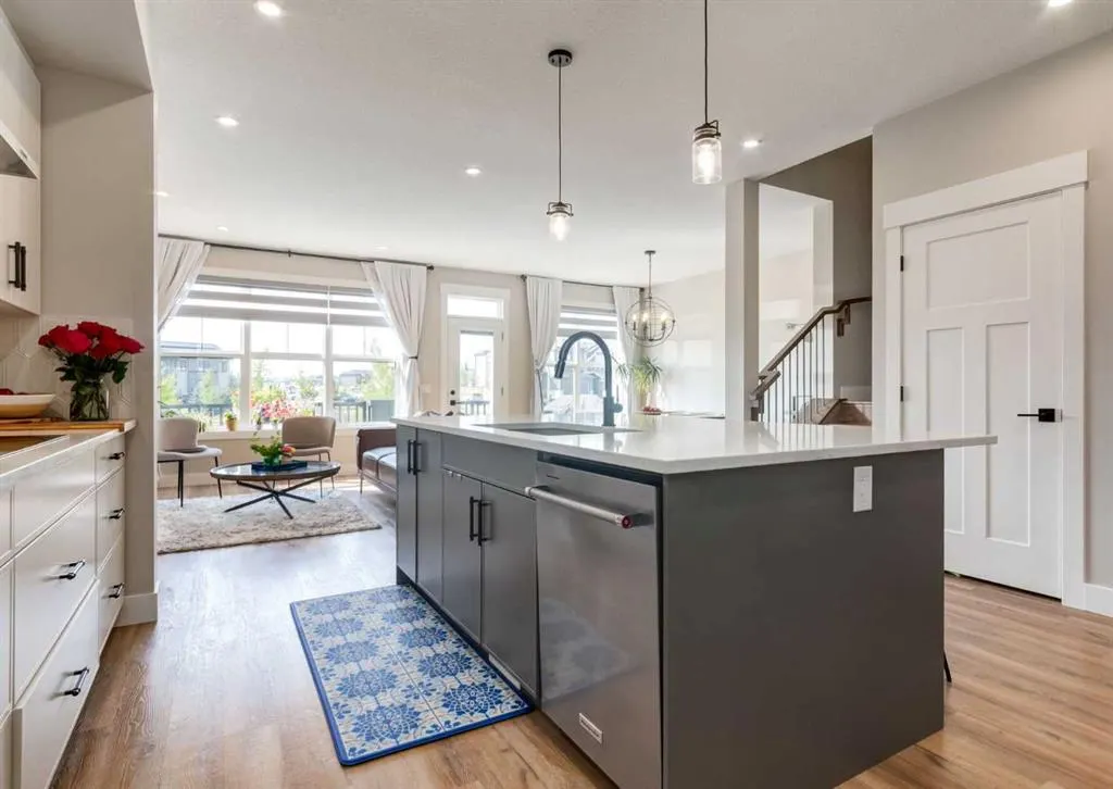 163 Arbour Lake Rise NW