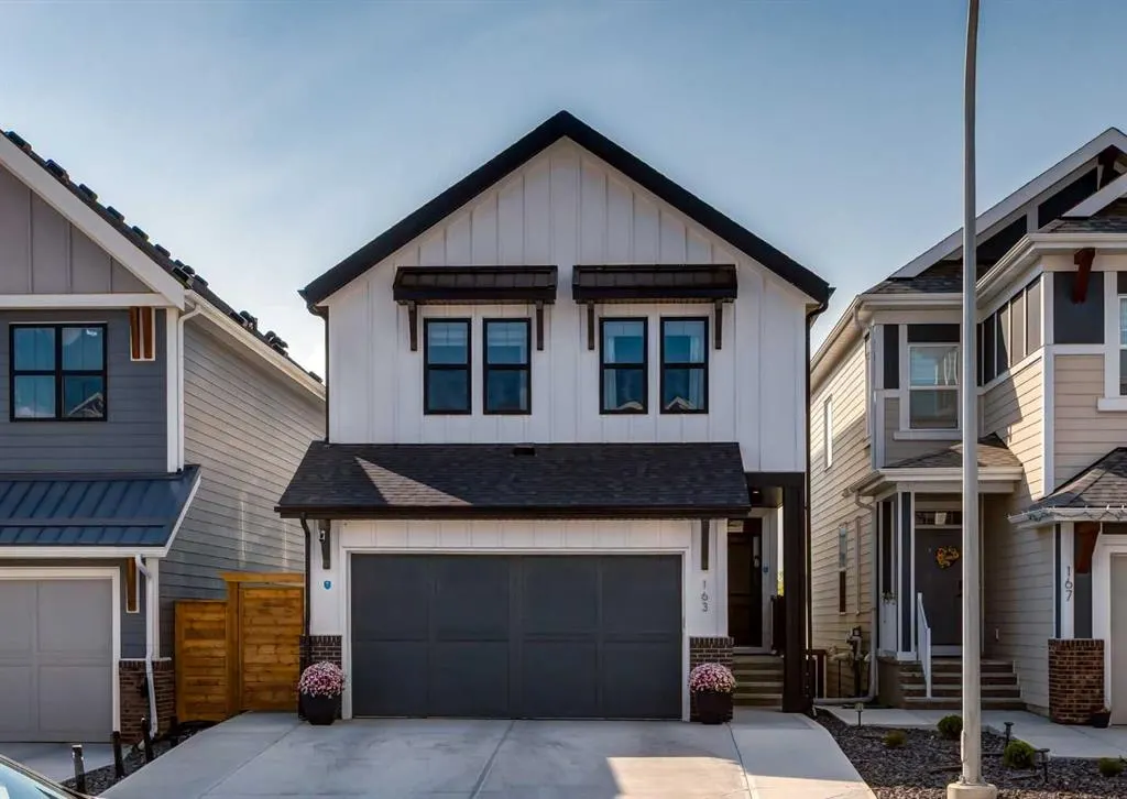 163 Arbour Lake Rise NW