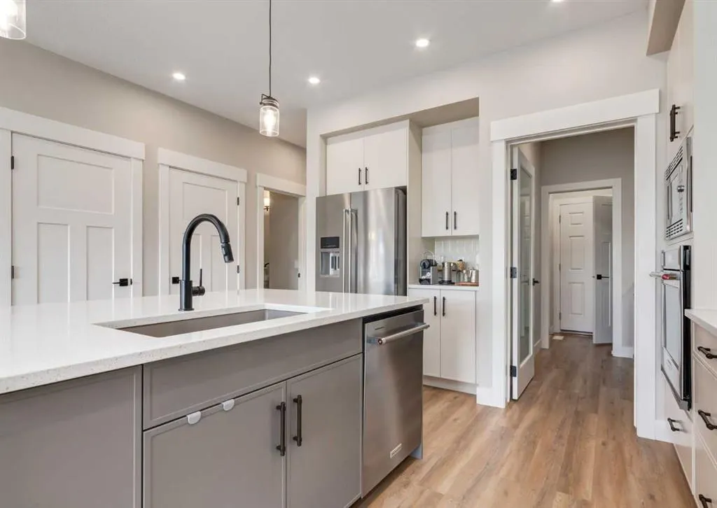 163 Arbour Lake Rise NW