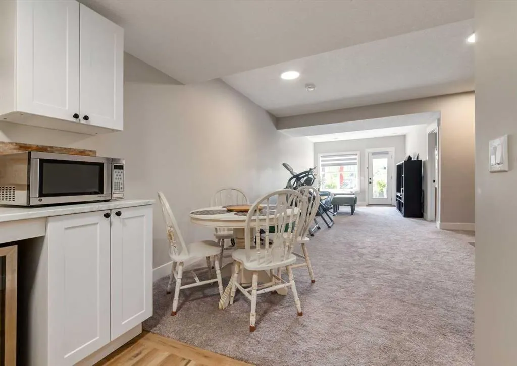 163 Arbour Lake Rise NW