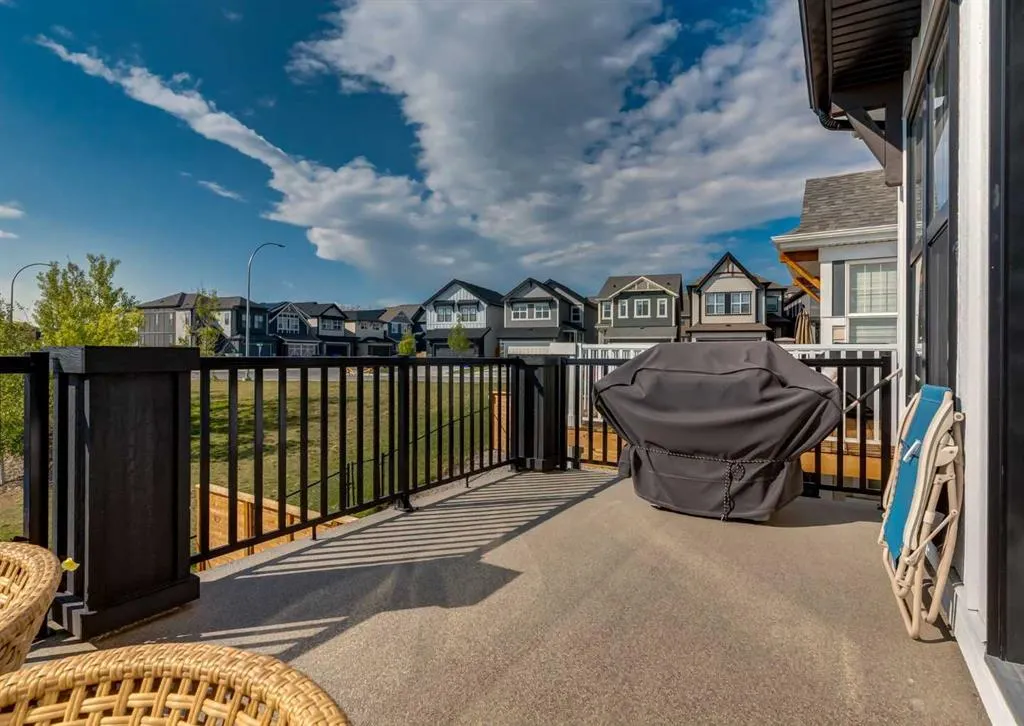 163 Arbour Lake Rise NW