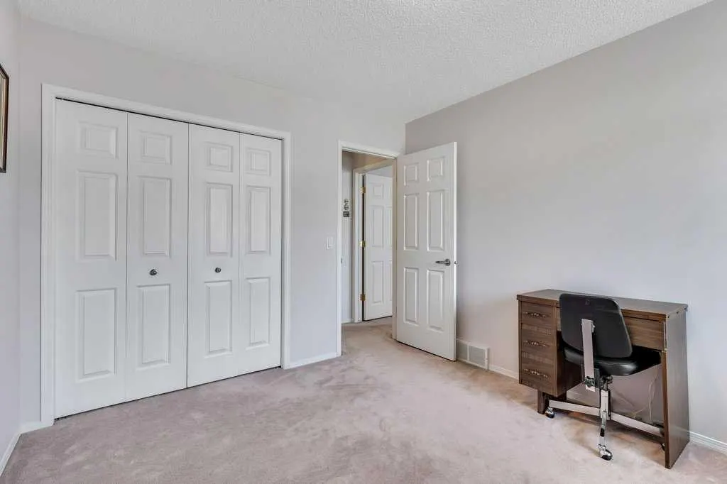 180 Valley Ridge Heights NW