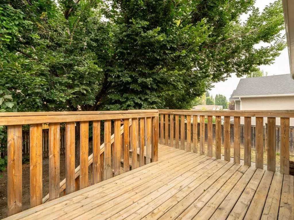 11 Rivercrest Court W