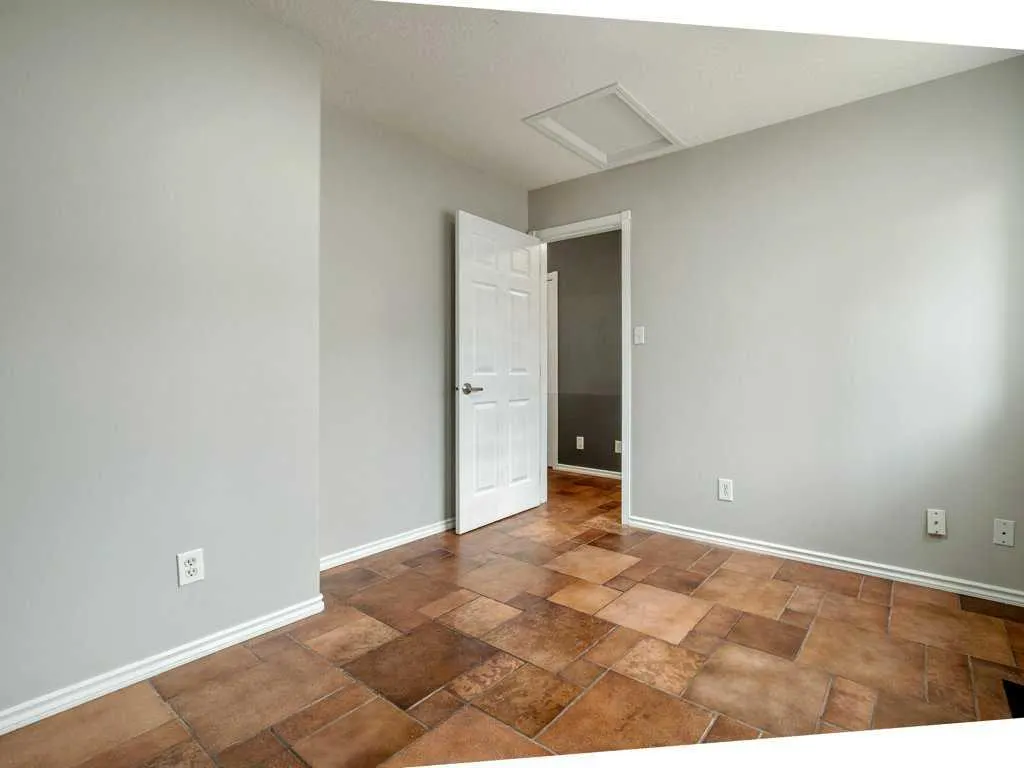 11 Rivercrest Court W