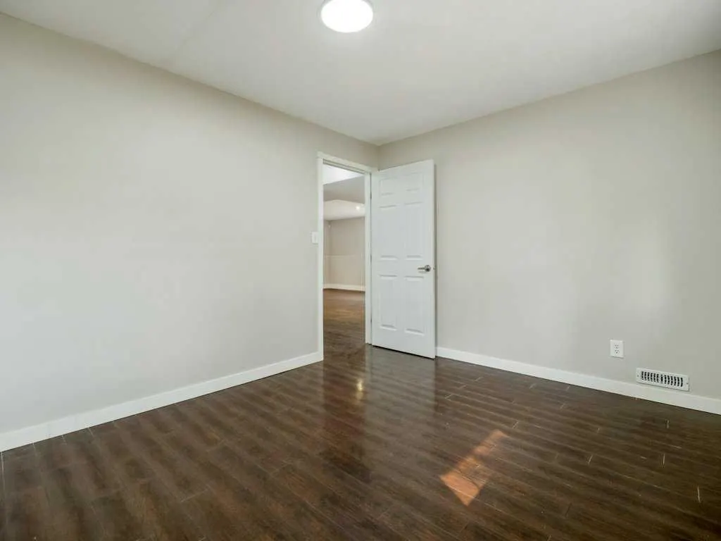 11 Rivercrest Court W