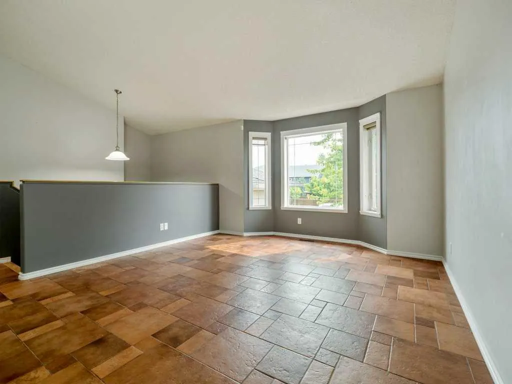 11 Rivercrest Court W