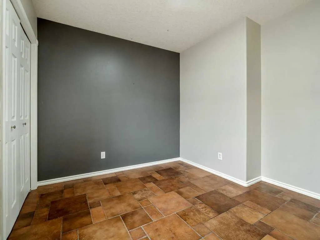 11 Rivercrest Court W