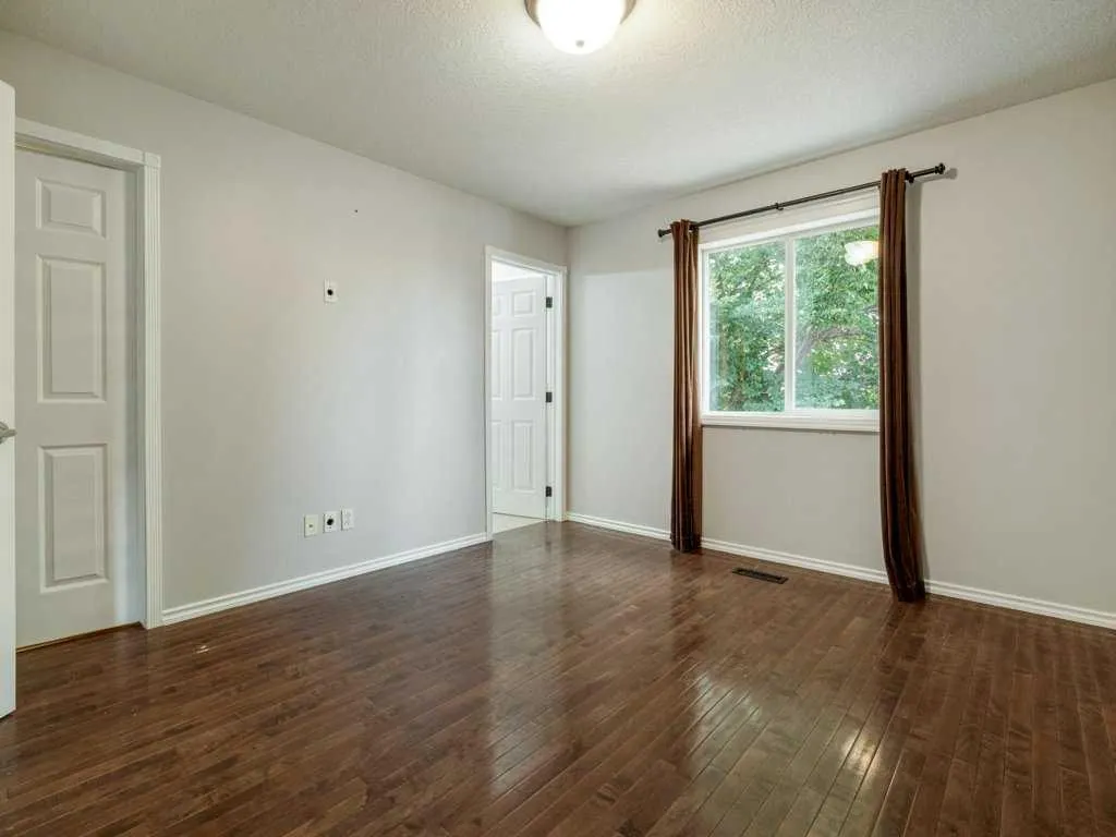 11 Rivercrest Court W