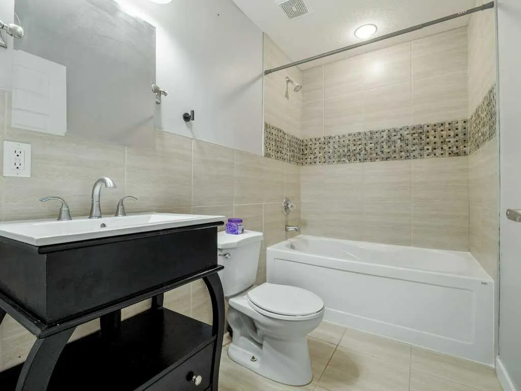 11 Rivercrest Court W
