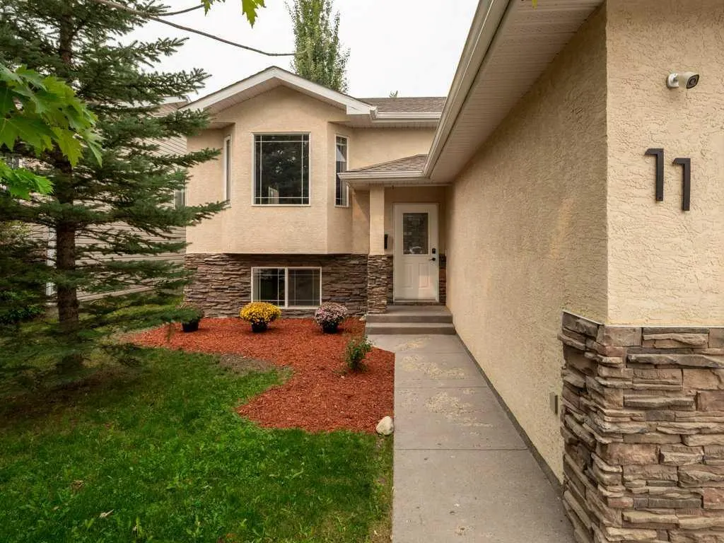 11 Rivercrest Court W