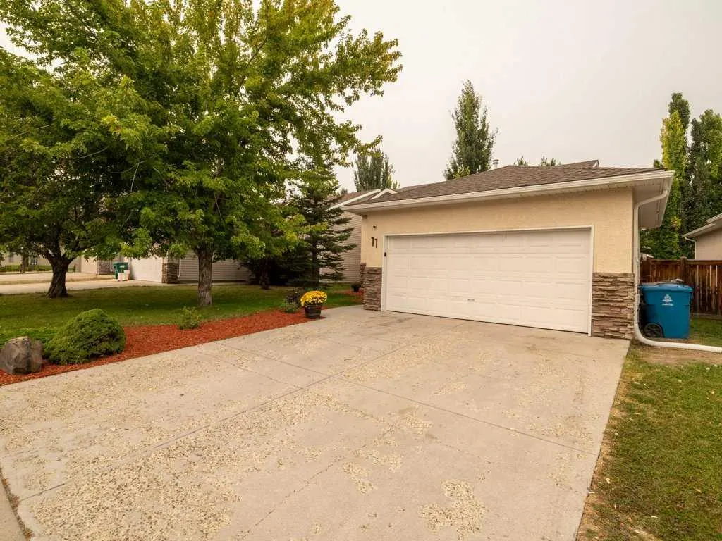 11 Rivercrest Court W