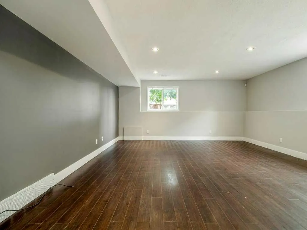 11 Rivercrest Court W