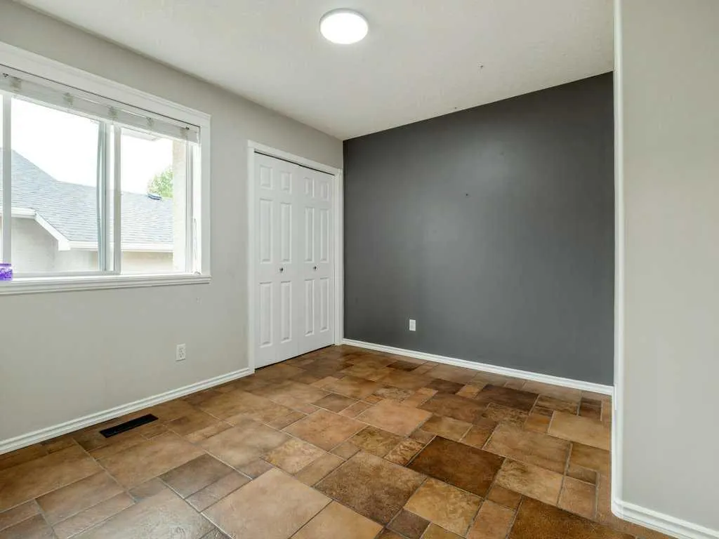 11 Rivercrest Court W