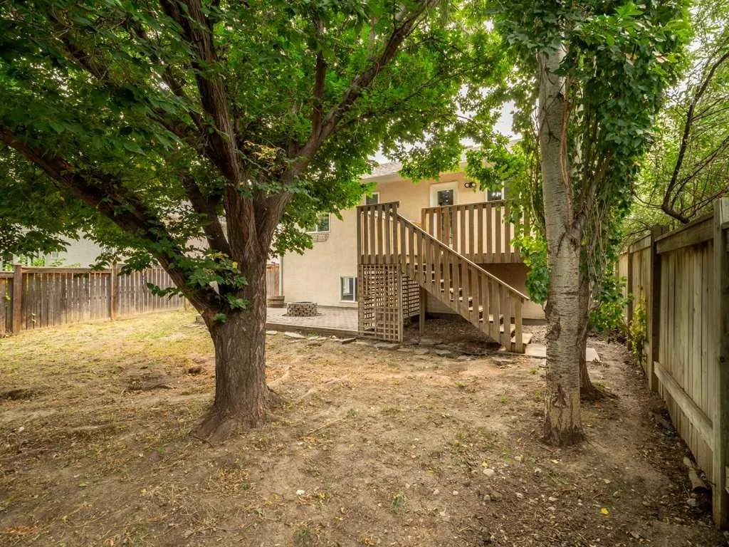 11 Rivercrest Court W