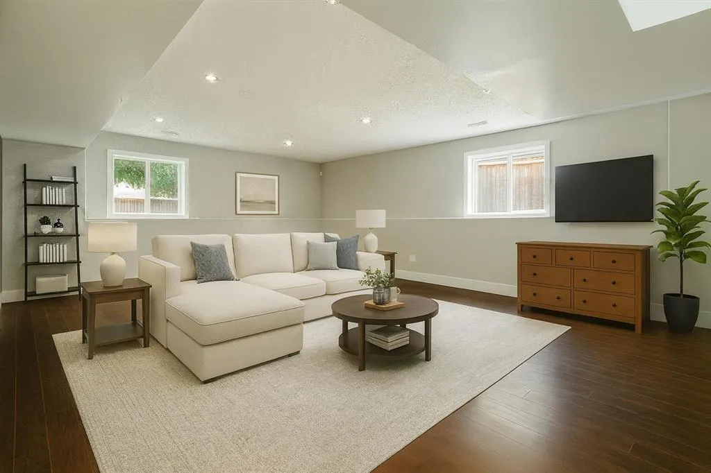 11 Rivercrest Court W
