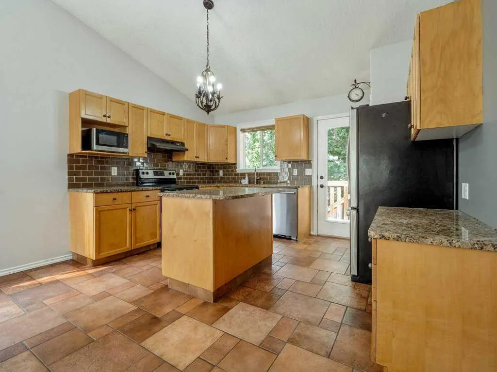 11 Rivercrest Court W
