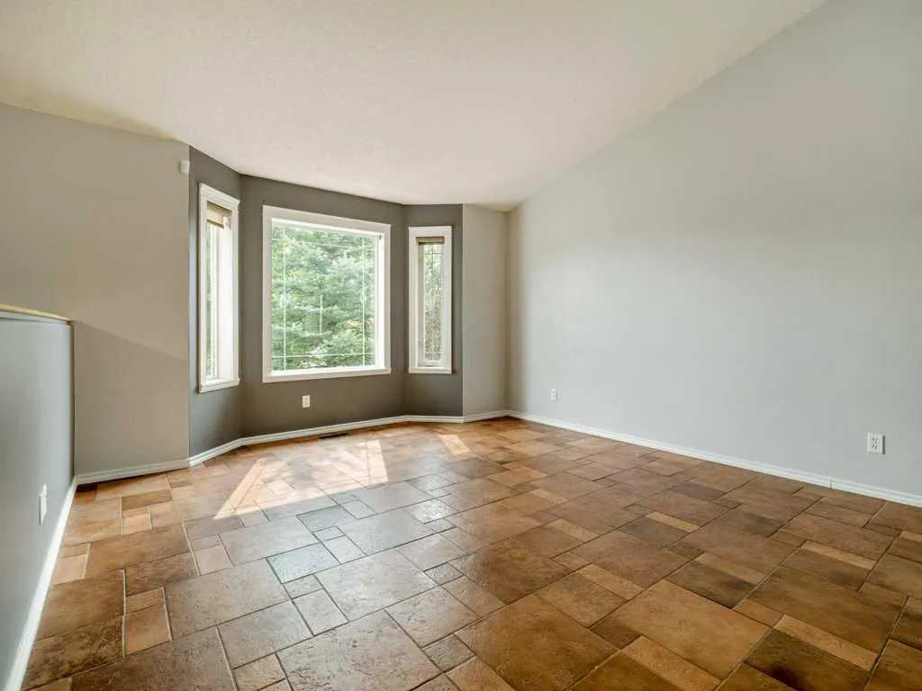 11 Rivercrest Court W
