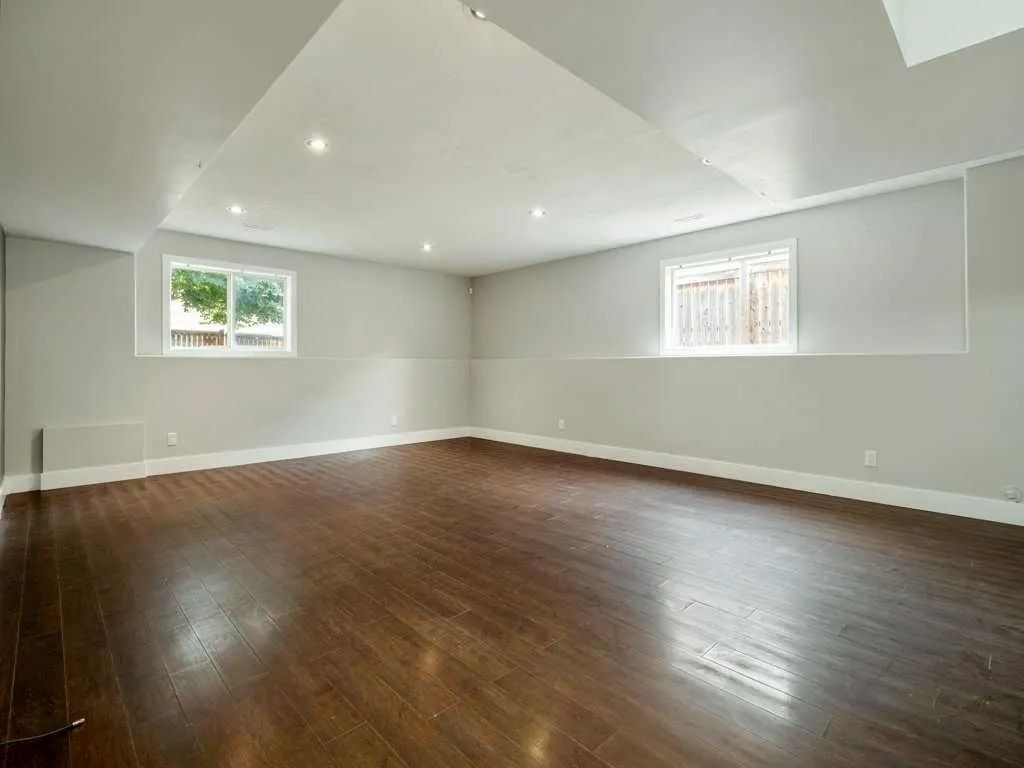 11 Rivercrest Court W