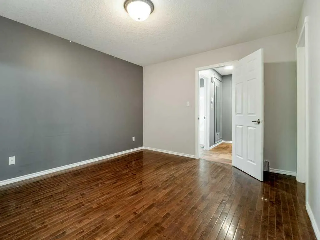 11 Rivercrest Court W