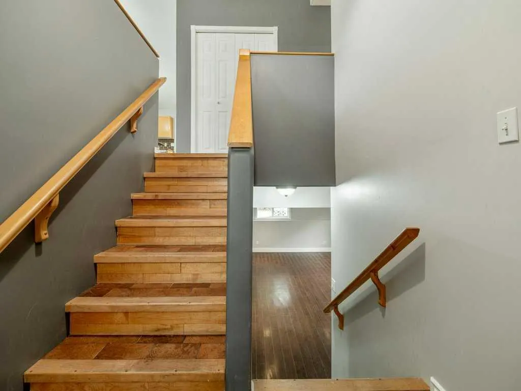 11 Rivercrest Court W