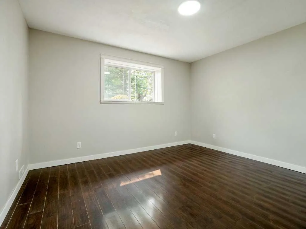 11 Rivercrest Court W