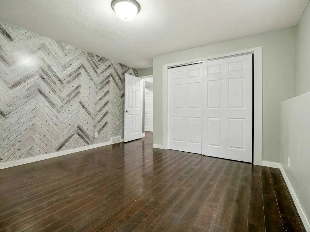 11 Rivercrest Court W