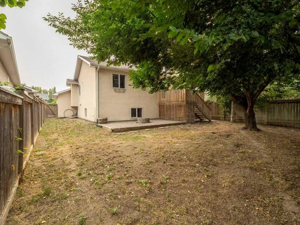 11 Rivercrest Court W