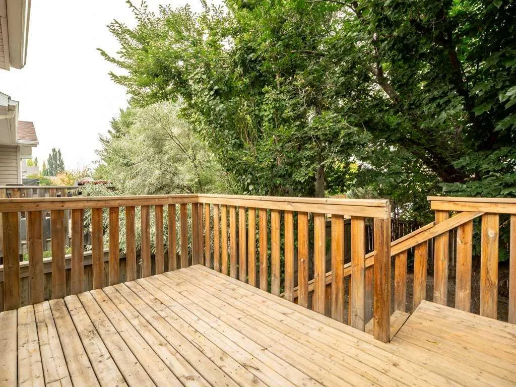 11 Rivercrest Court W