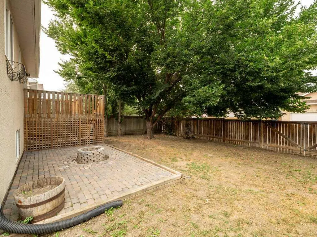 11 Rivercrest Court W