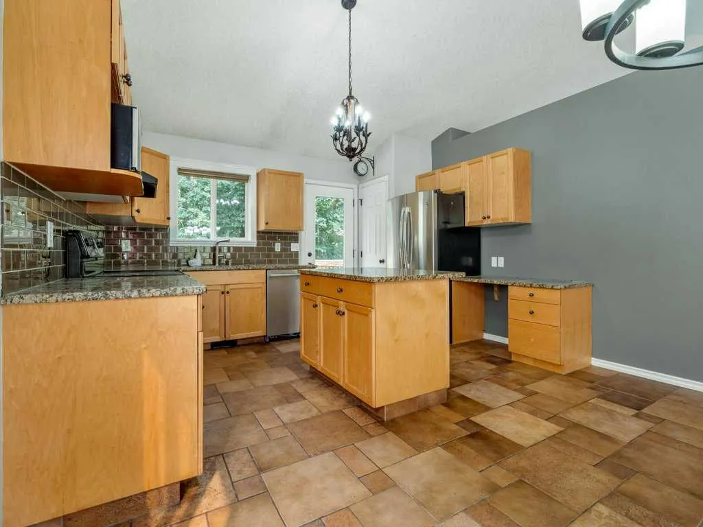 11 Rivercrest Court W