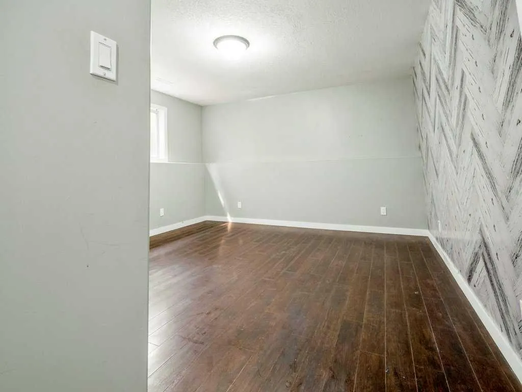 11 Rivercrest Court W