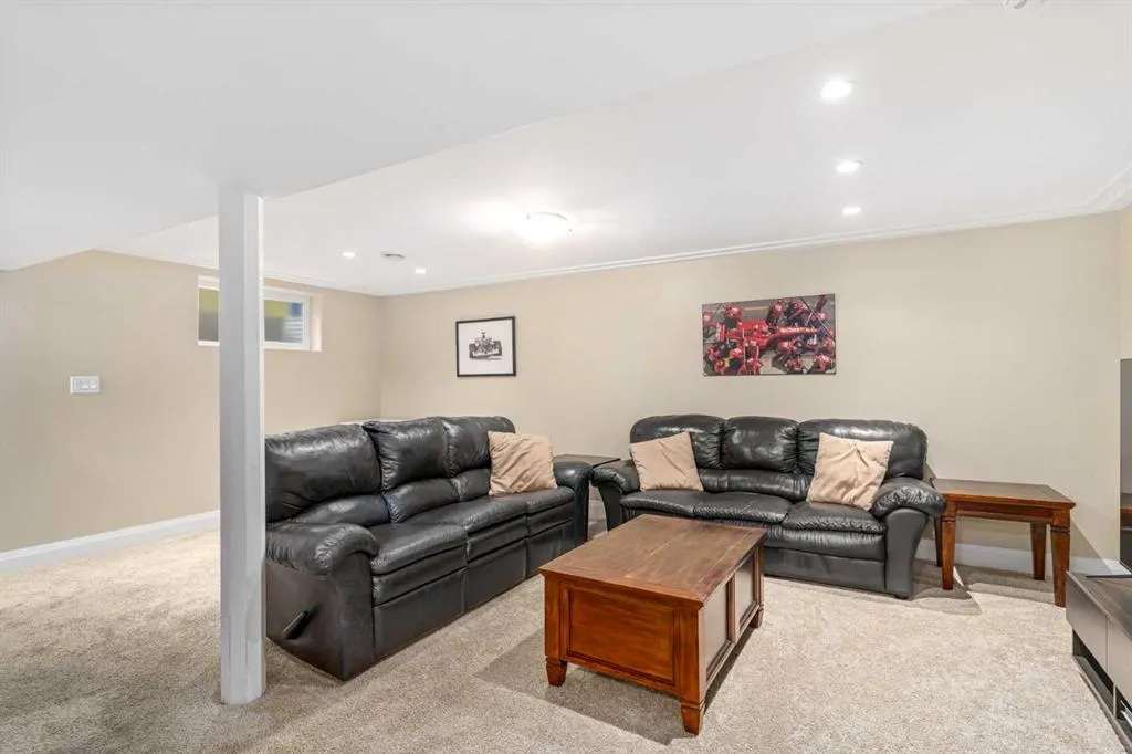 92 Baker Crescent NW