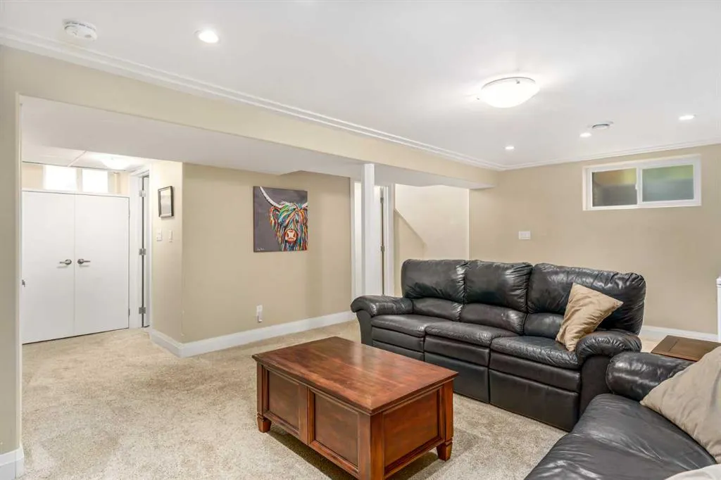 92 Baker Crescent NW
