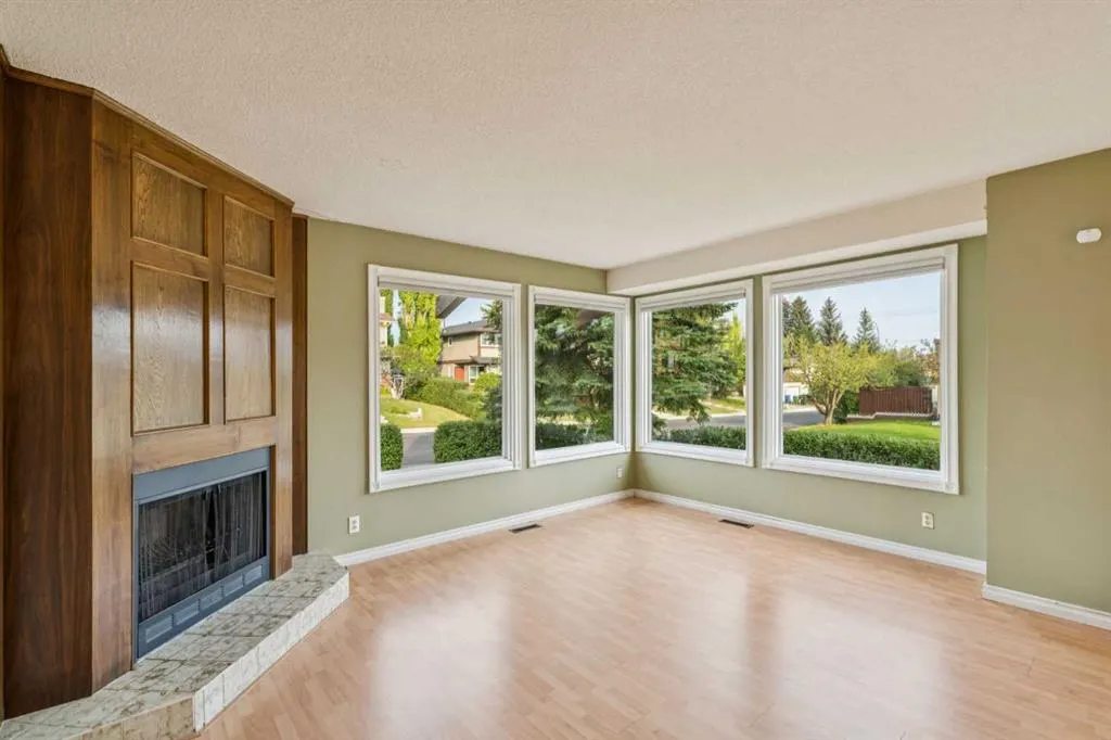 25 Macewan Glen Close NW