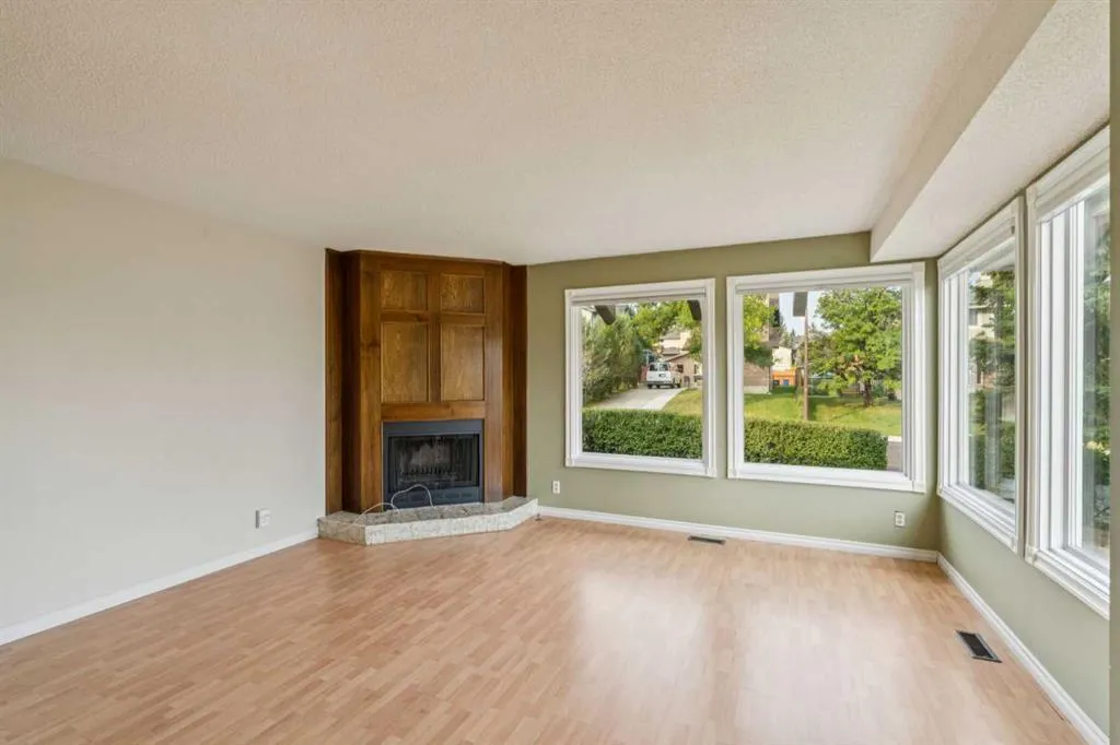 25 Macewan Glen Close NW