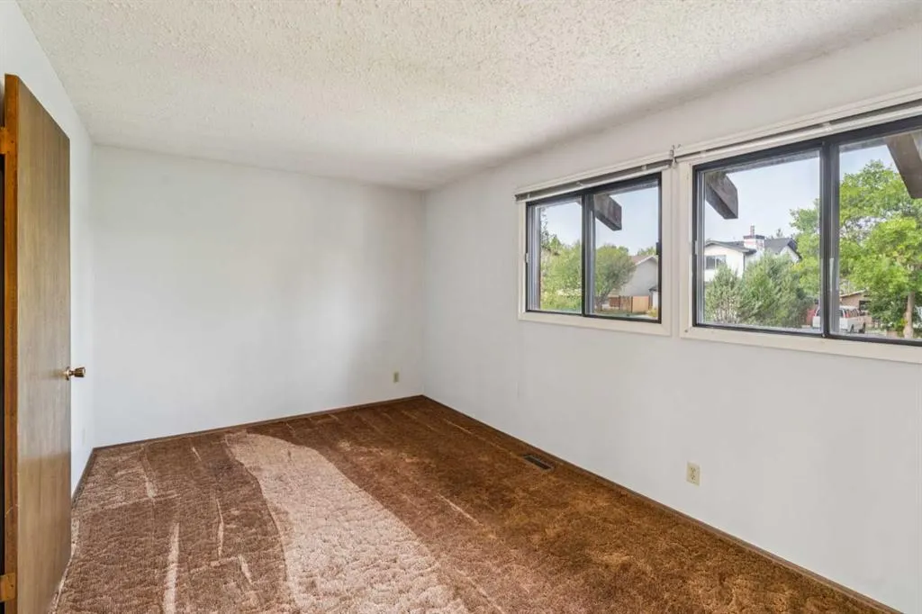 25 Macewan Glen Close NW