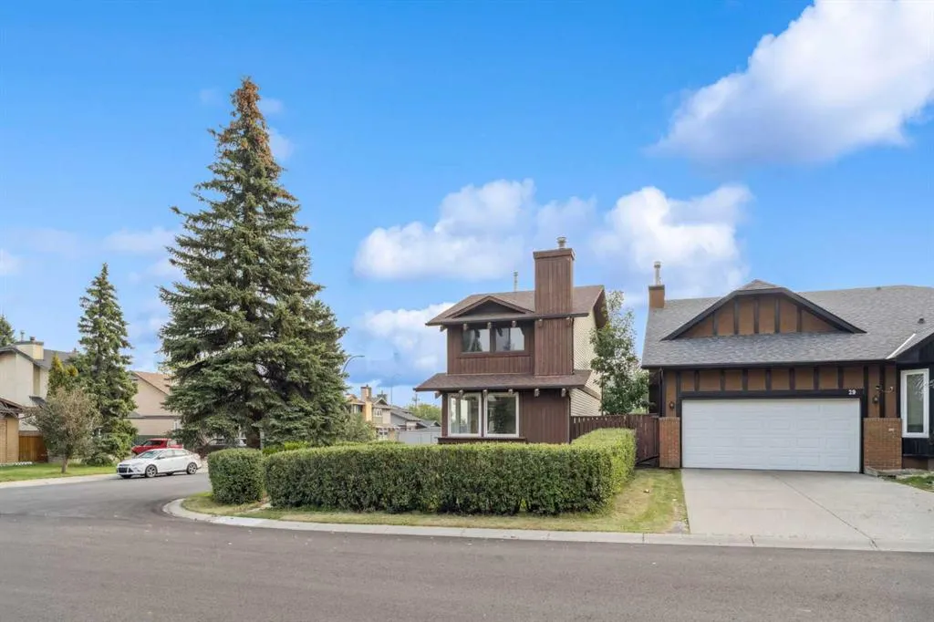 25 Macewan Glen Close NW