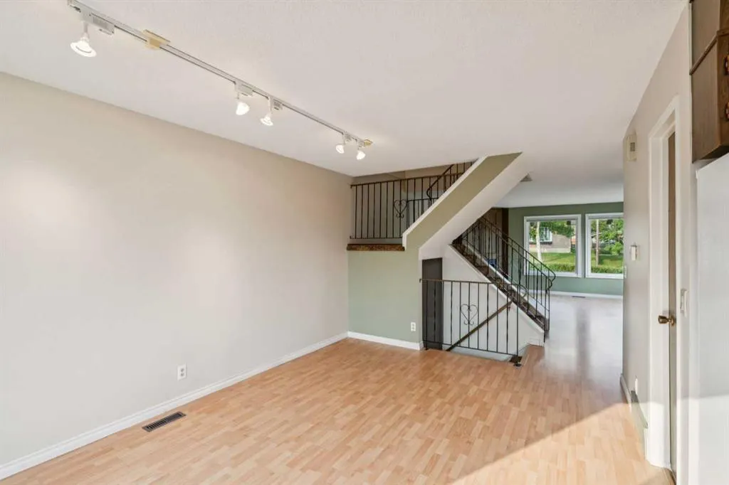 25 Macewan Glen Close NW